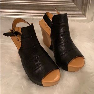 Kork-ease black wedges